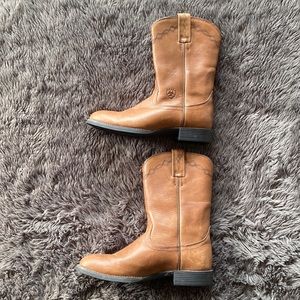 Like NEW Ariat tan leather boots, size 7.  Mens Womens Kids.